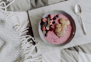 盛有酸奶、姜饼和水果的碗