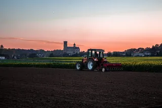 草地旁的拖拉机