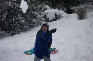 顽皮，雪，雪球，孩子，笑声，冬天，寒冷的温度，温暖的衣服