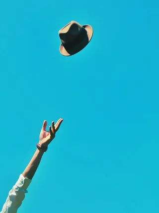 人，投掷，棕色，帽子，空气，男人，软呢帽，手