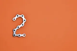 橙色表面的灰色钢链