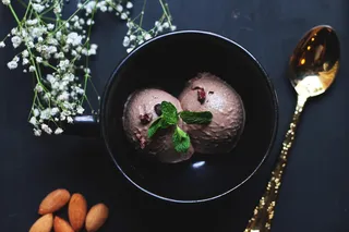 汤匙旁碗上的冰淇淋