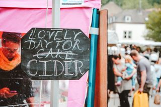 绿色黑板、人、人、黑板、文字、头盔、服装、服装