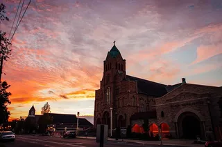 建筑、教堂、云朵、天空、日出、日落、夜晚、大教堂