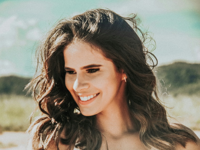 微笑女性肖像照片