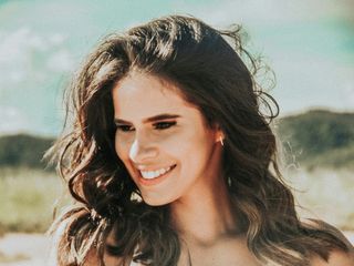 微笑女性肖像照片