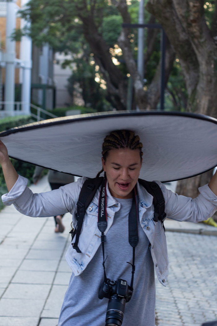 头上戴着圆形摄影反射器的女人