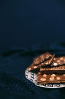 合上一块坚果巧克力