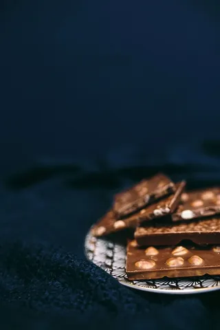 合上一块坚果巧克力