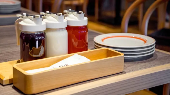 糖浆，盘子，桌子，餐厅，食品和饮料，容器，食品，木材