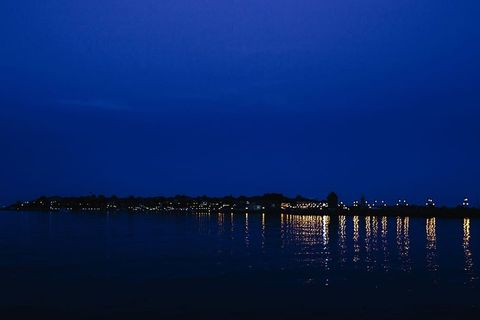 城市灯光在夜间反射在水中