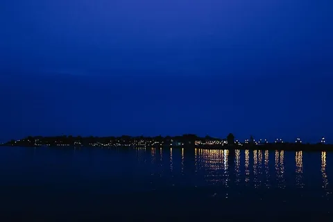 城市灯光在夜间反射在水中