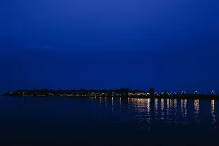 城市灯光在夜间反射在水中