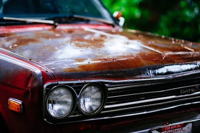 橙色 Datsun 车辆