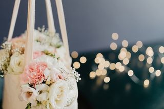 袋子里的一束花，还有一些神灯