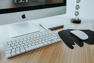 带大象鼠标垫的白苹果iMac电脑