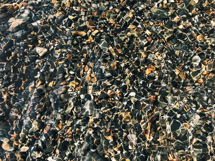 黑色和棕色石材地块特写照片