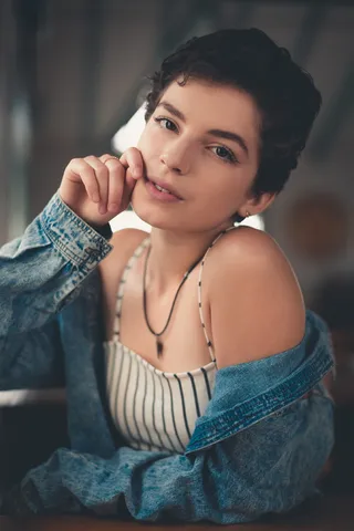 双手放在脸颊上的女人