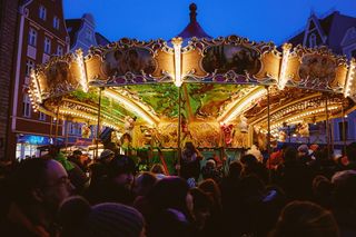 圣诞市场的儿童旋转木马