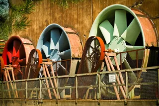 三、红、蓝、绿、风车、棕色、木质、墙壁