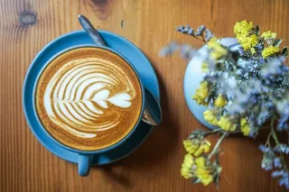 花旁咖啡的平面摄影