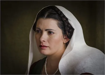 戴着白面纱的黑发女子