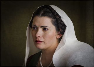 戴着白面纱的黑发女子