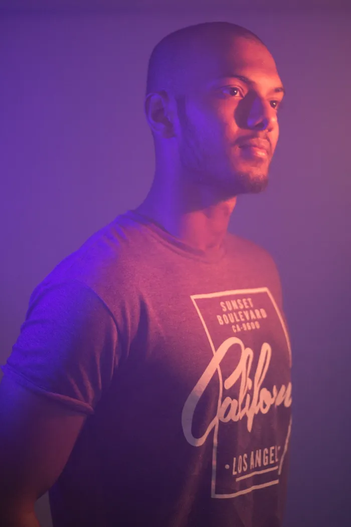 身穿黑白圆领T恤的男子