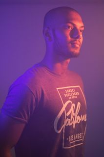 身穿黑白圆领T恤的男子