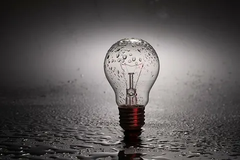 透明、灯泡、灰色、表面、水滴、灯泡、灯光、能量 透明、灯泡、灰色、表面、水滴、灯泡、灯光、能量