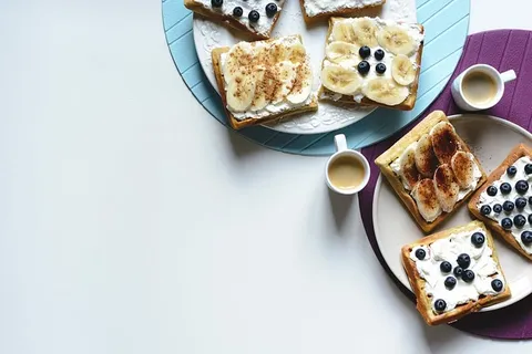香蕉蓝莓华夫饼配咖啡浓咖啡