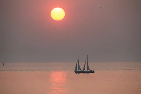 白色，帆船，日落，太阳，大海，傍晚的心情，湖水