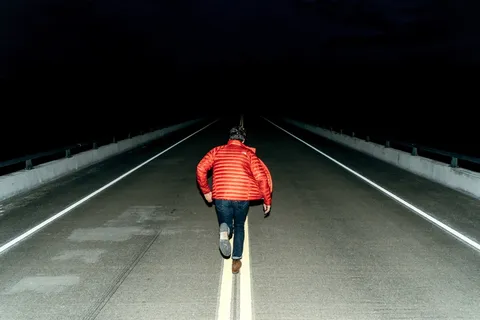 人，男人，跑步，橙色，夹克，道路，街道，空无一人