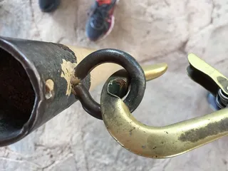 软铜钩子在铁环上磨了很久，已经磨穿了