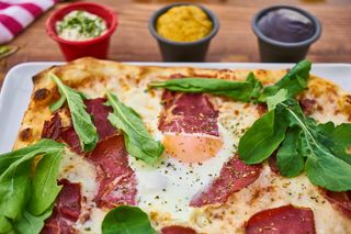 披萨、番茄、培根、肉、酱汁、桌子、鸡蛋、面团