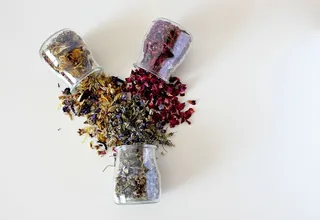 栗色、绿色、黄色、花朵、花瓶、花朵、红玫瑰