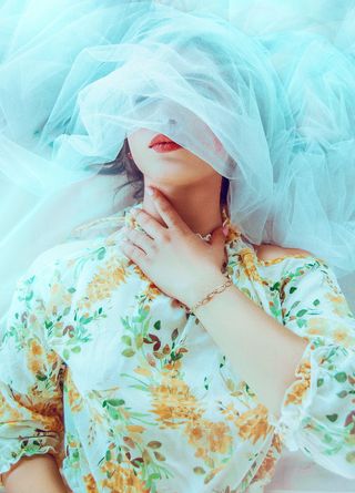 白色、棕色和绿色花朵上衣上的陌生人