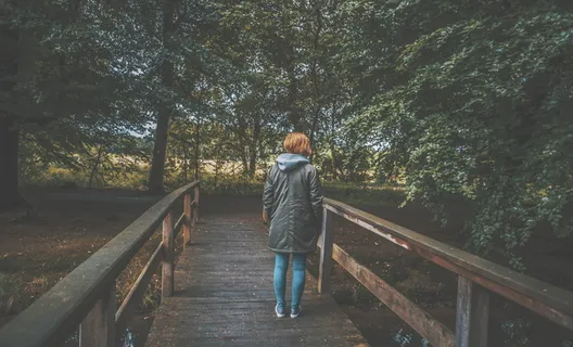 站在桥上的女人 站在桥上的女人