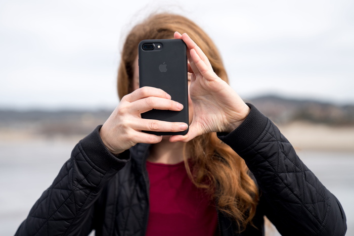 使用黑色iPhone 8 Plus拍照的女性