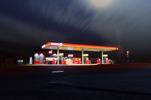 黑暗、夜间、加油、加油、加油站、燃油、照明、燃油泵 黑暗、夜间、加油、加油、加油站、燃油、照明、燃油泵