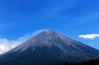 特写，照片，印尼爪哇岛东爪哇岛卢马江古农塞梅鲁山