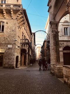 水泥建筑之间的道路上的人们