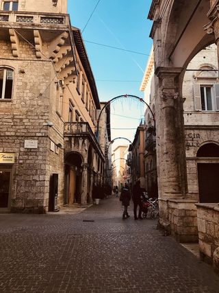 水泥建筑之间的道路上的人们