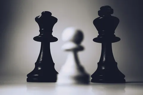 两个黑色棋子的选择性聚焦照片
