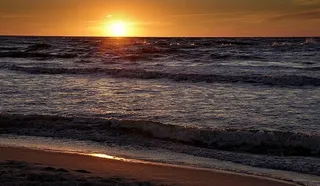 日落时的地平线，日落，大海，海滩，无云，天空，海岸，波兰