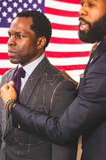 一名男子拿着另一名男子的紫色领带