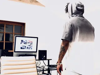 站在电脑旁的男子