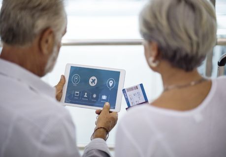 拍摄人们看着平板电脑的照片