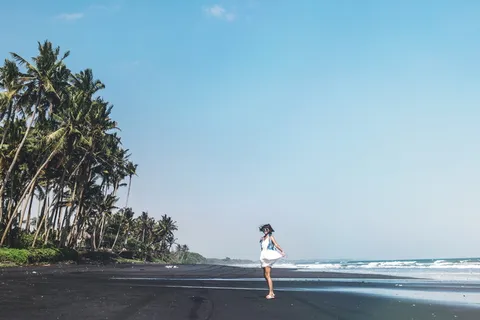 白天站在海滩上的女人 白天站在海滩上的女人