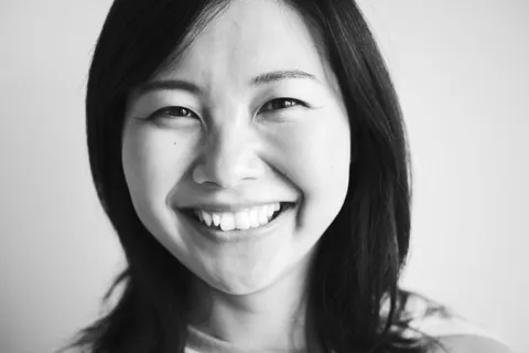 一个女人微笑的灰度肖像照片 一个女人微笑的灰度肖像照片